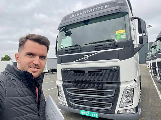 Cristian Paul Pop lângă un Volvo FH al firmei